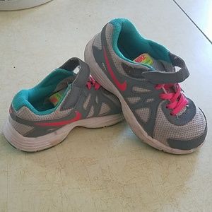 Girls nike revolution 2